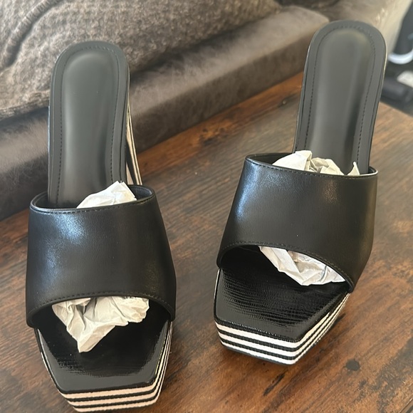 Brand New Platform Black and stripe Heels! 🖤 Size 7 never worn. So cute! - Picture 6 of 6